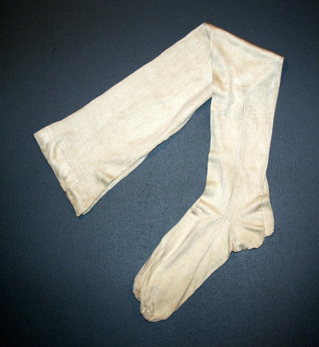 Ett par med strømper i silke, med broderte detaljer langs leggen.