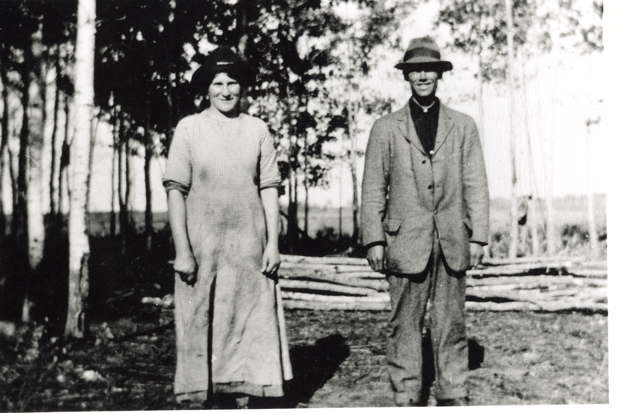 Portrett.kjole,jakke,bukse og hatt.
Knut Nelson Svingen f.1885 og kona Gunhild.
22 november 1914.