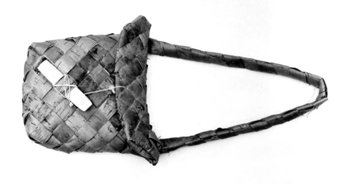 Fiskeskrukke laget på bestilling til Skogbruksmuseet i 1964 av Martin Venberget, Grue Finskog, Grue, Hedmark. 
Den har lokk som går utenpå, og skal bæres over skulderen i en fesling av never som er festet ved lokket med kobbernagler. Lukking som på neverkont. 
