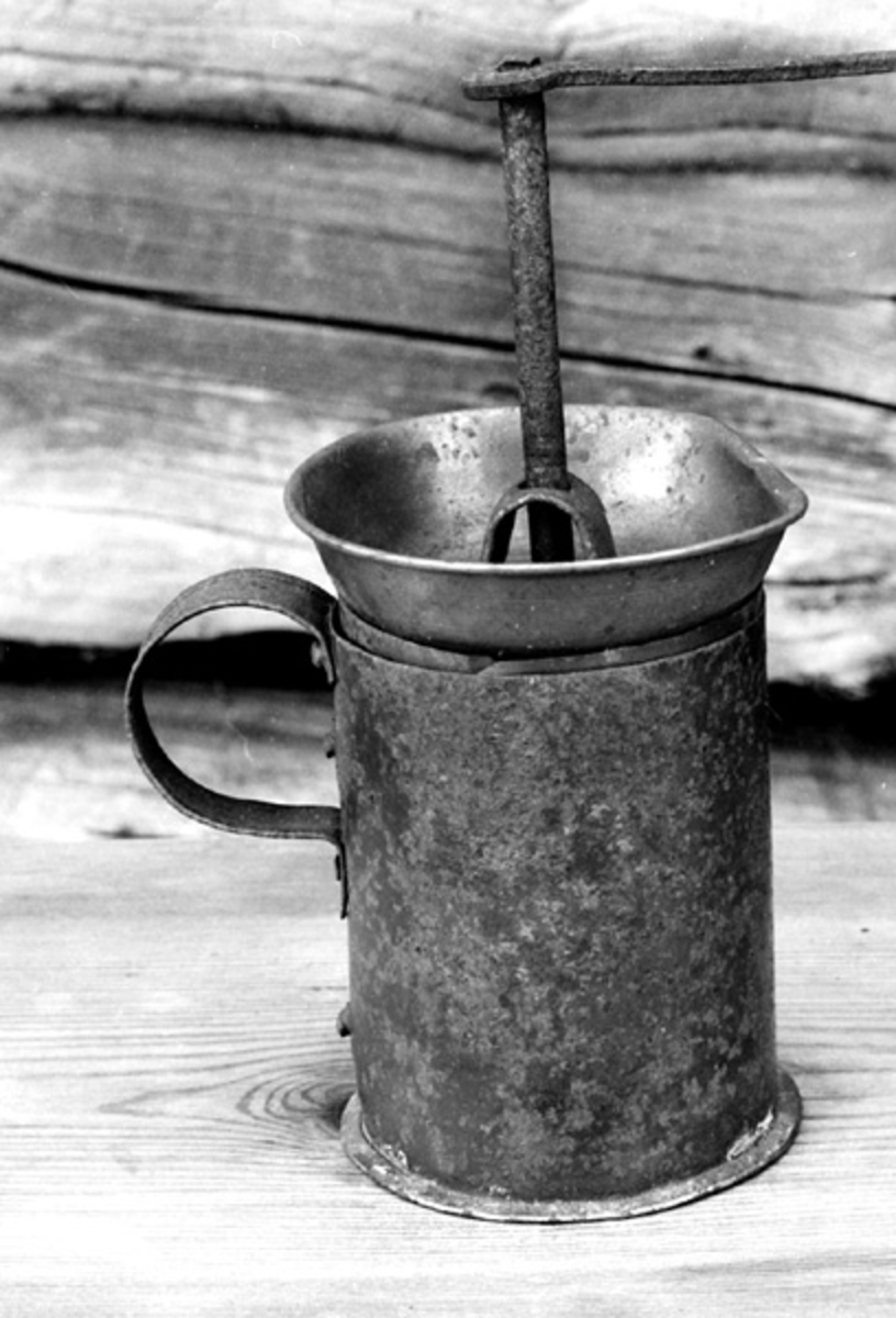 Den hører med til utstyret i koia fra Kvanstranddammen i Trysil som står på Prestøya. 
Kaffekverna består av en blikkopp med hank som selve kvernmeknismen er satt ned i. Koppen har rester etter grønnmaling. Kverna og sveiva er av jern, mens materialet i skåla er messing. Sveiva har ytterst en bjørkeknott til å holde i. 
Kaffekverna er brukt av giveren 1917-18. 