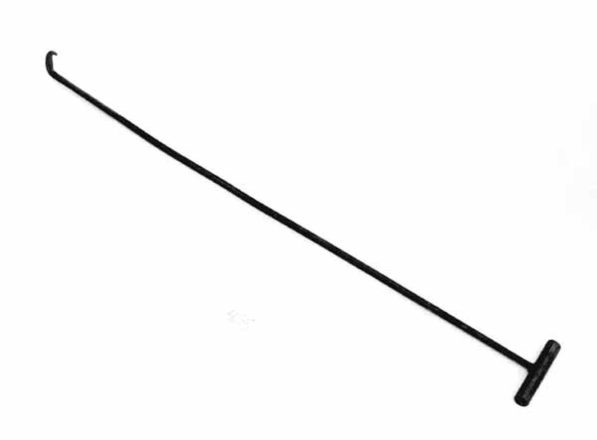 Jernkrok, brukt under tømmermåling i Indre Østfold. Kroken er lagd av ei rund stålstang med 1,0 centimeters diameter. Den ytre enden er smidd - oppvarmet og tilhamret - slik at den står i om lag 90 graders vinkel i forhold til den nevnte hovedaksen. Krokdelen har dermed fått et rektangulært tverrsnitt og en spiss, oppovervendt ende. I den øvre enden av hovedaksen er det påsveiset en 11,4 centimeter lang stump av et jernrør med om lag 2,1 centimeters diameter. Dette røret har tjent som handtak.  

Kroken ble brukt på velta under tømmermåling for å vende stokkene. Den ble særlig brukt på sliptømer, altså massevirke som skulle til papiur- og kartongindustrien. Kroken er laget av en svensk smed, Axel Brynteson, på bestilling av Bjarne Myrvold. Myrvold er tømmermerker. Slike kroker var vanlig fra 1955 til det ble slutt på barket slip.