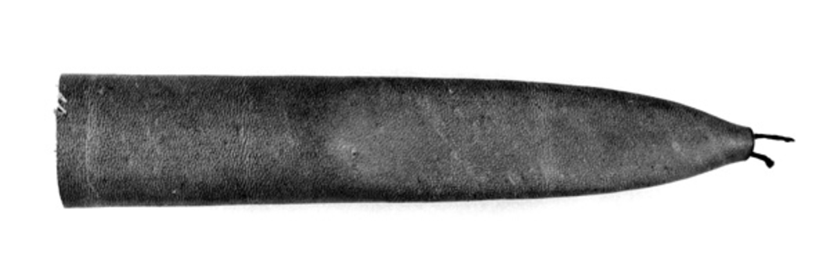 Slire til staskniv (se SJF 5172). 
Laget av poståpner Magne Groven (f. 1925), som begynte å lage staskniver rundt 1972. 