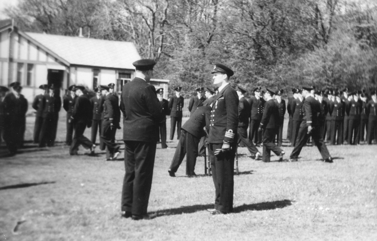 Fra 330 skvadronens avdeling i Oban, Skottland, 1. mai 1943. Admiral Riiser-Larsen (til venstre) dekorerer kaptein Diesen. 