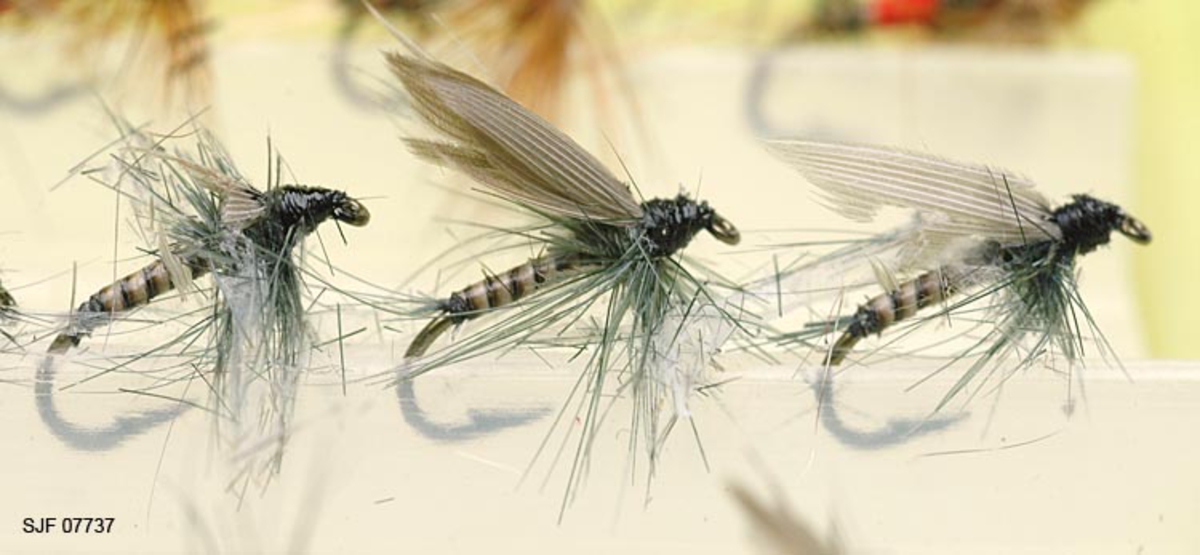 Tilstand: I forbindelse med omfototgrafering høsten 2002, oppdaget OT Ljøstad at enkelte av fluene i denne esken var totalt ødelagt av møllangrep.  Problemet må ses i sammenheng med at materialet har vært oppbevart i magasin C, der temperaturforholdene har passet møllen godt.  Fluene vil nå bli reingjort og flyttet til kjølerommet. 

Boksen inneholder ialt 76 fluer alle ant. tørrfluer. 2 stk har ekstra lange bein ant. navn: Daddy long legg. Tørrfluene virker på den måten at de flyter oppå vannet. Giveren har skrevet ei bok som heter "Isfiske" sammen med Knut Rom, boka ble utgitt i 1972. Giverens far var en ivrig sportsfisker og er gitt tittelen "Den fullendte sportsfisker". 