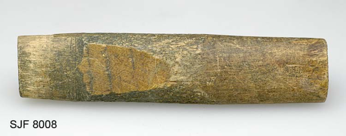 Denne gjenstanden er innregistrert i Norsk Skogbruksmuseums samling som en sliremal - altså et hjelpeverktøy som ble brukt ved sying av lærslirer, som måtte han en form som passet perfekt slik at kniven satt godt i slira. Denne gjenstanden må i så fall ha vært brukt til å forme sliremunningen med. Det dreier seg om et 12,6 centimeter langt trestykke med ovalt tverrsnitt. Ovalen er noe flatere og spissere (2,5 X 1,1 centimeter) i den ene enden enn i den andre (2,7 X 1,7 centimeter).