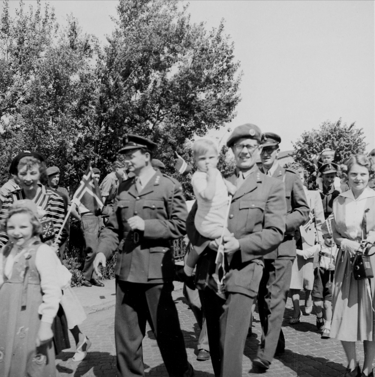 Feiring av 17. mai 1952, Schleswig. Befal med barn. Brigade 521.