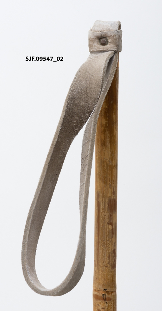 Stavene er av bambus, med messingholk nedesrt under trinsa. Trinseringen holdes sammen av to skinnremseri korsform. I krysningspunktet er staven tredd gjennom. Handreimene er av skinn og festet til toppen av staven med en gjennomgående mutterskrue. 
