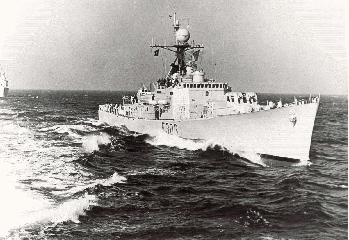Motiv: Oslo-kl. fregatt KNM STAVANGER - Styrbord baug
