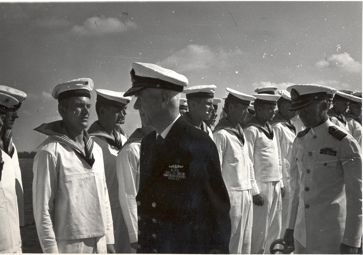 Enkeltbilde. C-kl jager, KNM Bergens tokt til Key West i 1962. admiralen inspiserer besetningen.