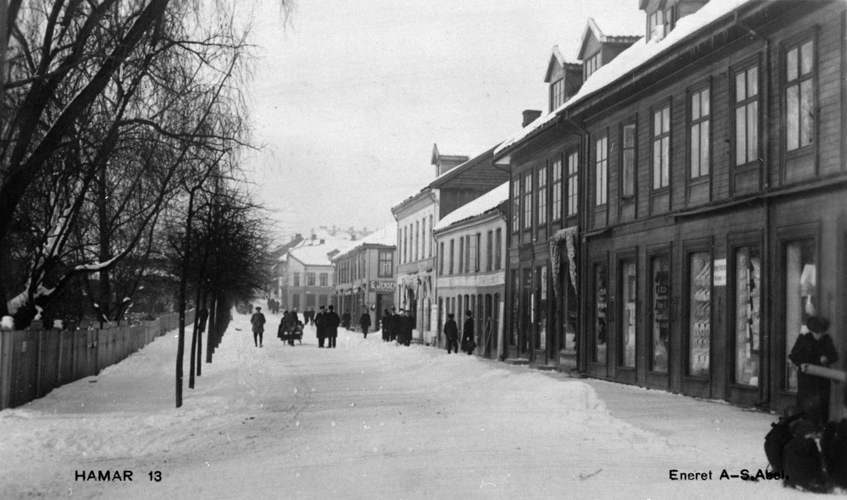 Postkort, Hamar by, vinter i Strandgata 61 - 71, 

