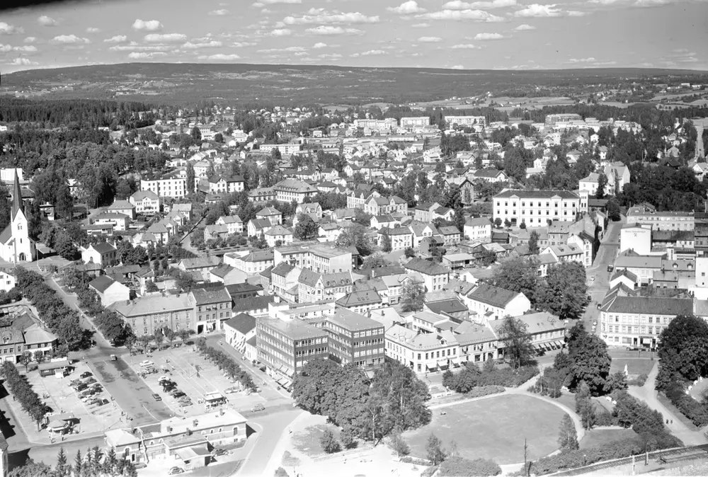 Flyfoto over Hamar sentrum med Stortorget og Strandgata.