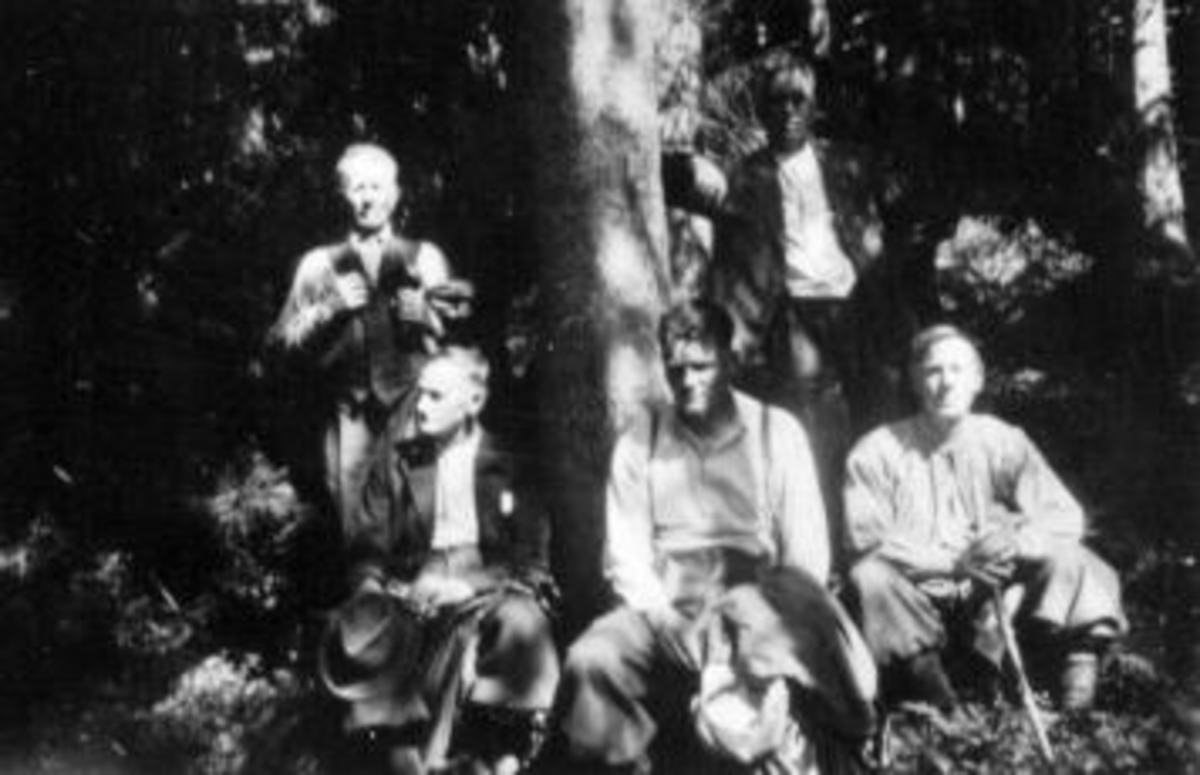 Styret i Veldre Almenning raster i Bøverlundsmarka. Fra venstre er Halvor Sørlund, Petter Skaugen, Torbjørn Lunde, Trygve Sørum. Bak er Nils Weideborg.
