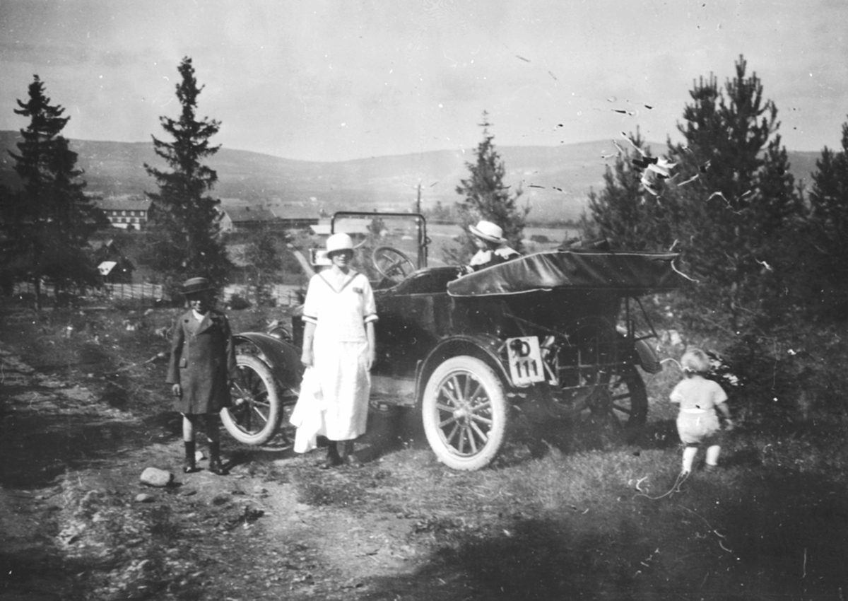Familien til tannlege Karl Løken på biltur i Furnes, Ringsaker. Bilen er en Ford T, 1919-22 modell, D-111.