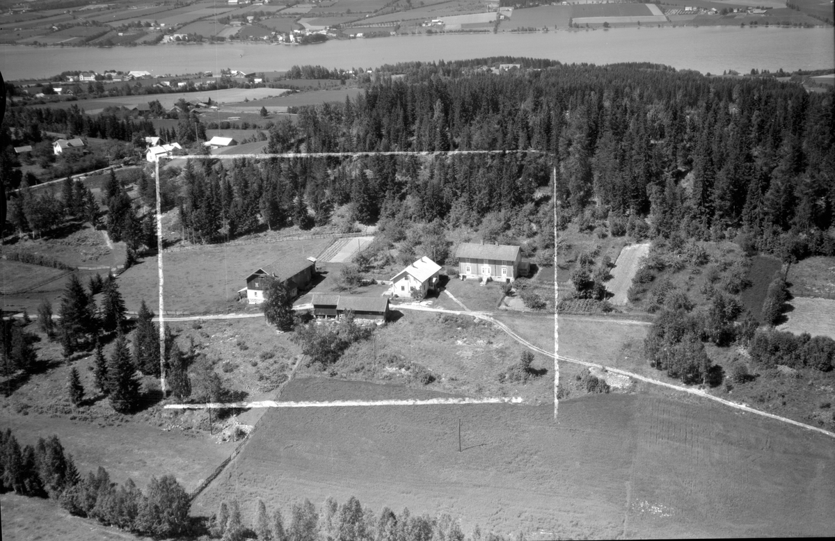 Flyfoto, Evenrud, Helgøya, Evenrud gård. Fungerte en tid som skole