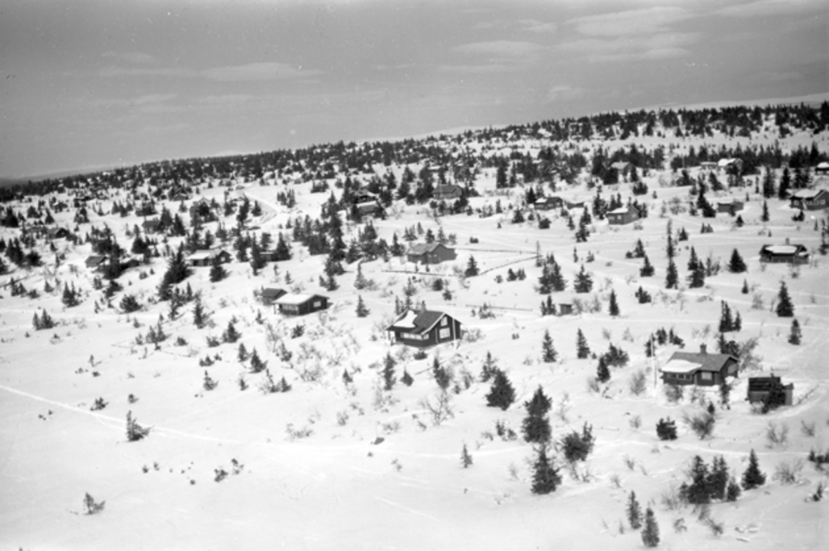 Flyfoto av bebyggelse i vinterlandskap på Ljøsheim, Ringsaker Almenning.