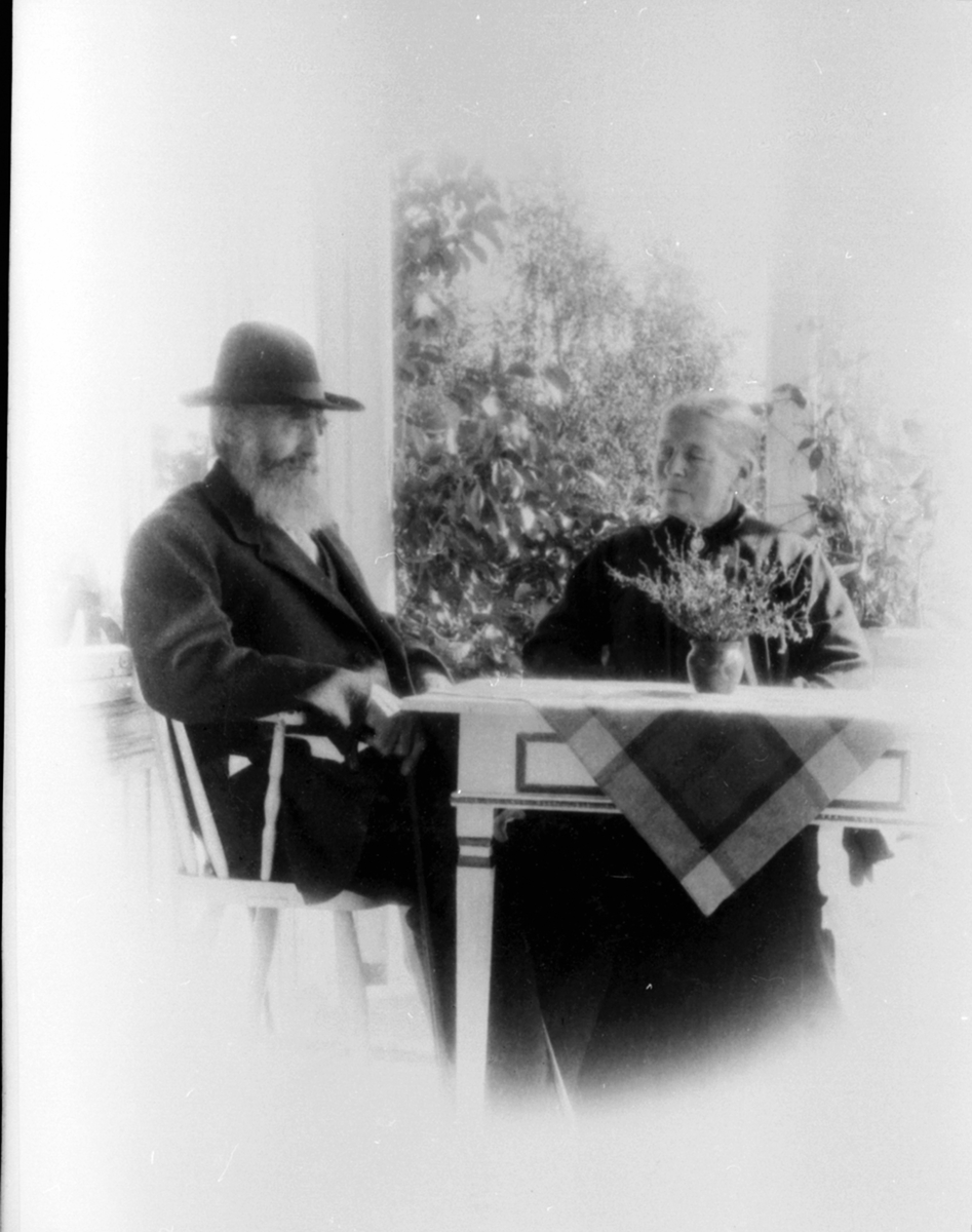 Andreas Heramb (1842-1924) og Agnethe Heramb (1849-1925) født Rindal, på verandaen på Heramb, Gaupen, Ringsaker.
