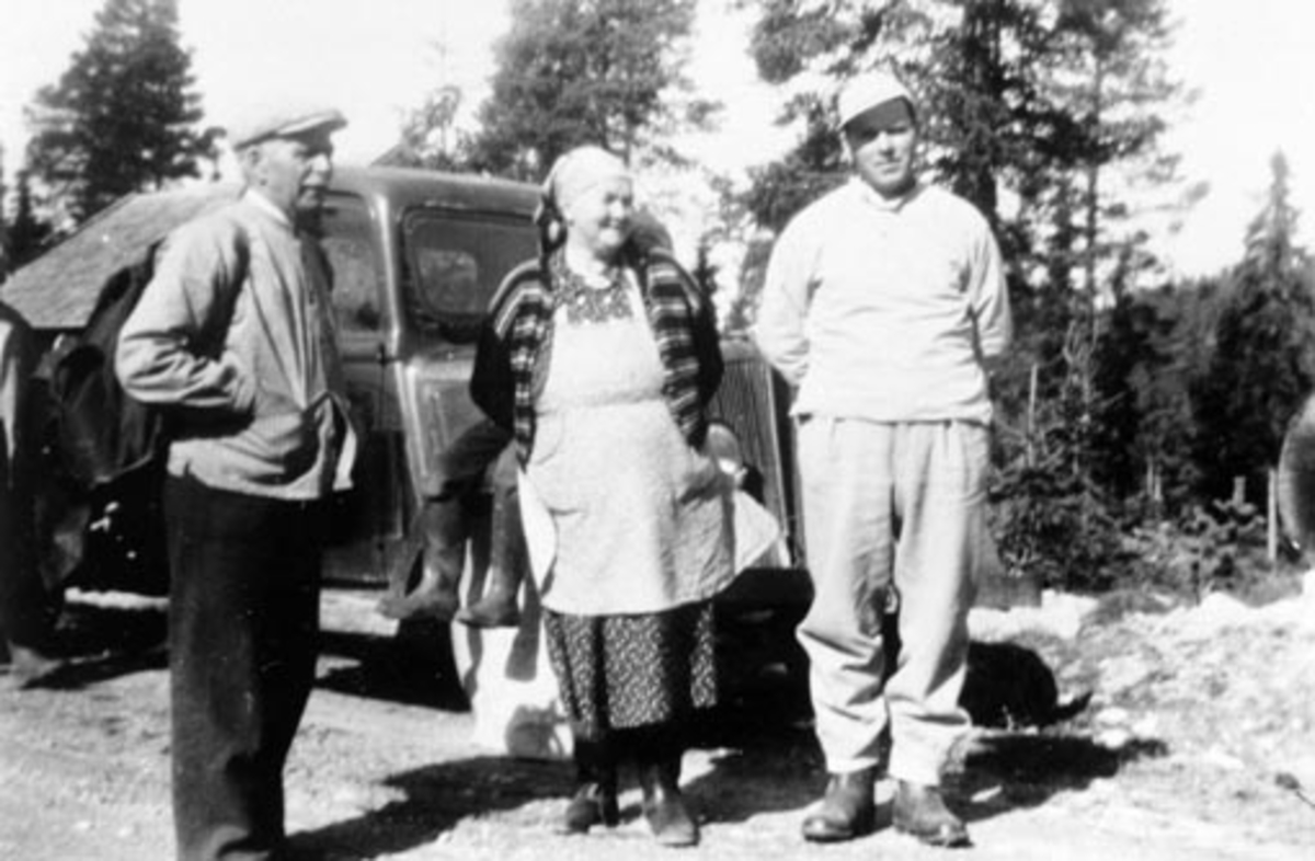 Anders (1881-1972) og Julie Asplund (1881-1967) med sønnen Ottar (1910-1984), klar for fjelltur, Aspelund, Nes, Hedmark.
