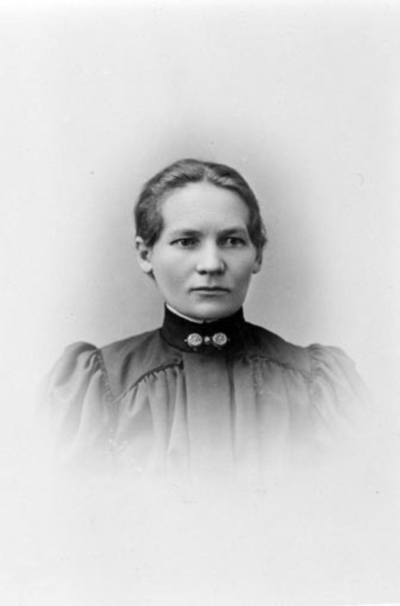 Portrett, Oline Johannesdatter Myhre F: 1862, Nes, Hedmark