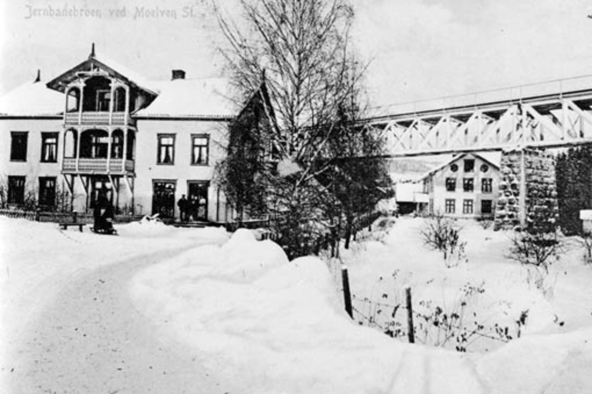 Ringsaker Moelv, Moelv Elektro & Auto etablert av Hans Jordanger i 1916 i Linnerudgården med jernbanebrua, Nedre Bruvold bak brua,