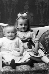 F. V. VALBORG MARIE OG ASTA PAULINE HENRICHSEN, PORTRETT BAR