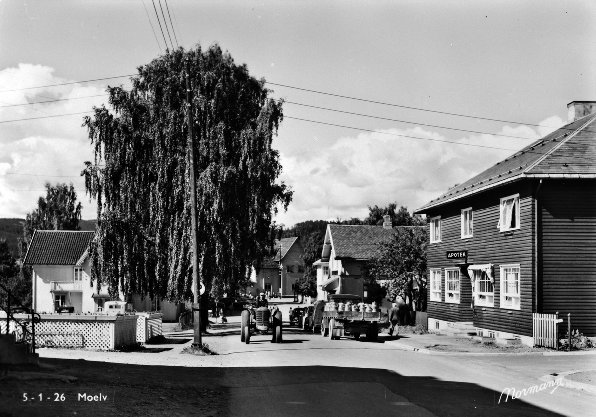 Åsmarkvegen i Moelv, Ringsaker. Traktor, melkebil, 1945-50 ...