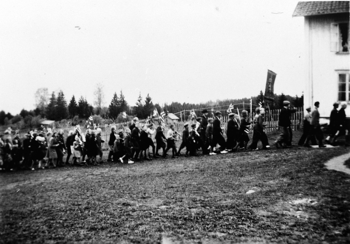 17. maitoget kommer opp til Gårum gård, pleiehjem, Nes, Hedmark. 1946.