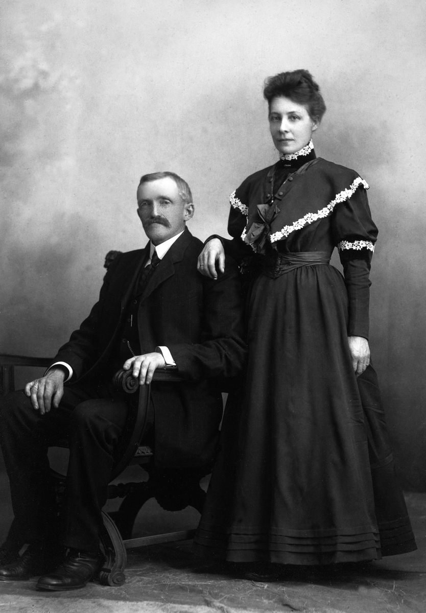 Portrett, Ida Bratberg F. 1868 og mann. Utvandret til USA.