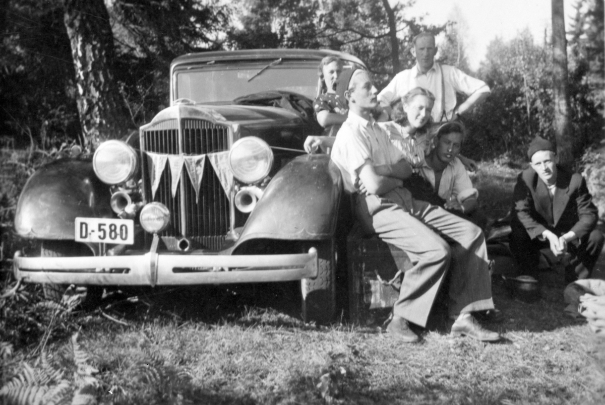 Seks ukjente personer ved en personbil reg. nr D-580. En Packard, årsmodell ca. 1934.