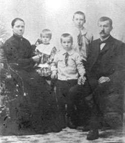 GRUPPE: 5, LINA LINDSTAD, AUGUST LINDSTAD MED BARNA, PETTER (BAK), ALFRED, KAROLINE FØDT: 1904, LINDSTAD