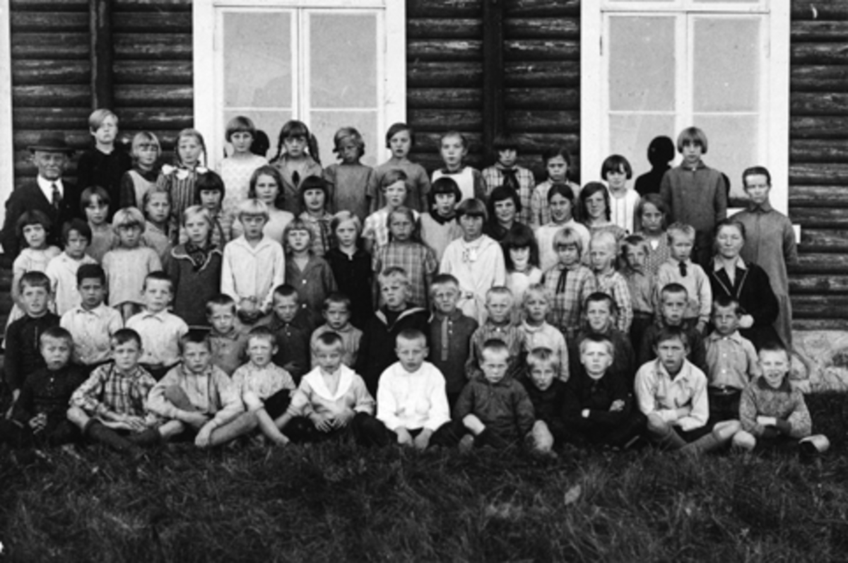 STANGE SKOLE, GRUPPE ELEVER CA. 1930. 1 REKKE NR. 1 ODDVAR JOHANSEN, 5 ...
