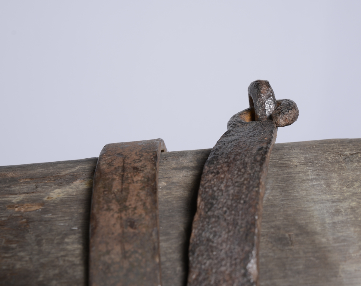 Uthulet tømmerstokk med smidde jernringer. Sylinder for gruvepumpe. To rektangulære stykker er skåret ut i motsatte retninger, ved hver ende av trestokken.