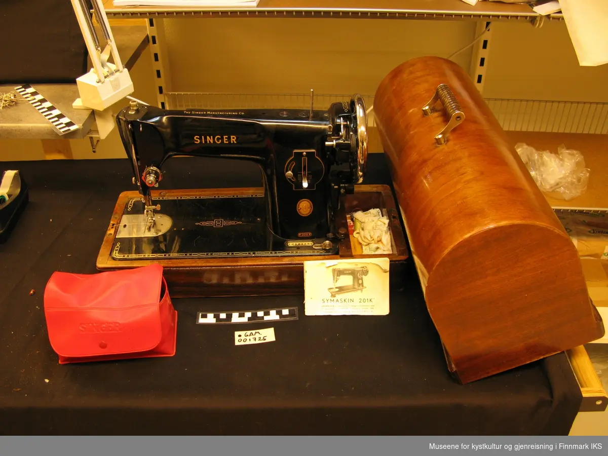 Elektrisk symaskin av merket Singer med tilhørende trekoffert, produsert i 1955, elektrisk.