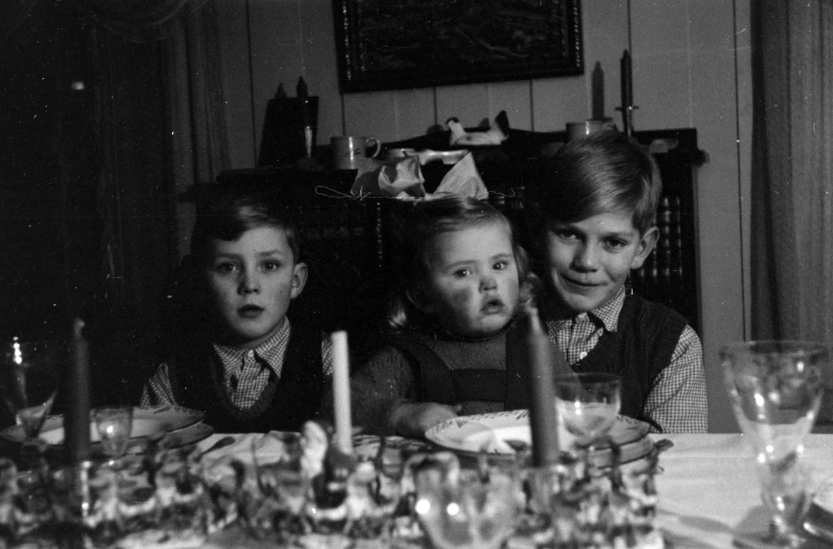 Julaften 1946 på Uthus Gård i Romedal. Fra venstre: Annar, Asbjørg og Odd Kjell Skjegstad.