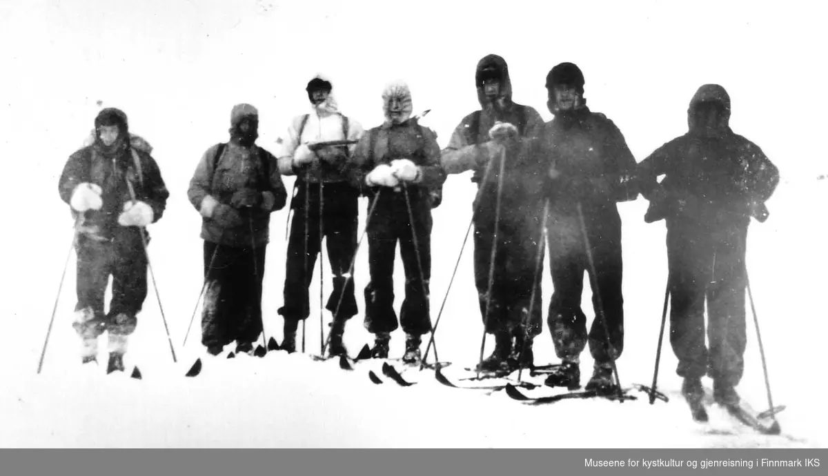 Skigåere som frakter proviant til kraftstasjonen - Kongsfjordanlegget. Pga at det var ufremkommelig med beltetraktor, ble det engasjert bærere som fraktet proviant i ryggsekker, ca 1941.
