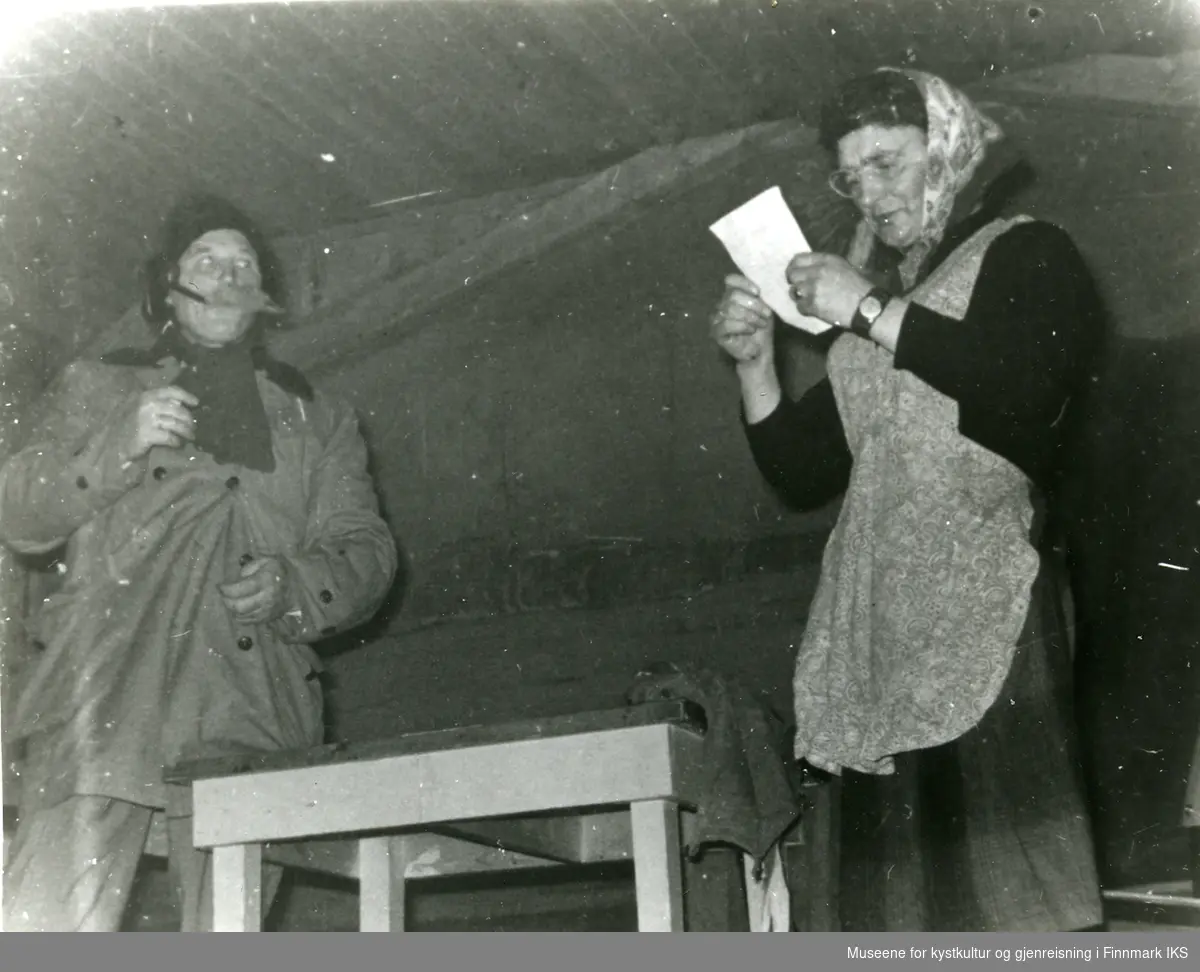 Ferdinand Vassvik og Gunvald Olsen fra en revy av Gamvik Mannskor på den gamle  Samfunnshusbrakka i Gamvik 1961.