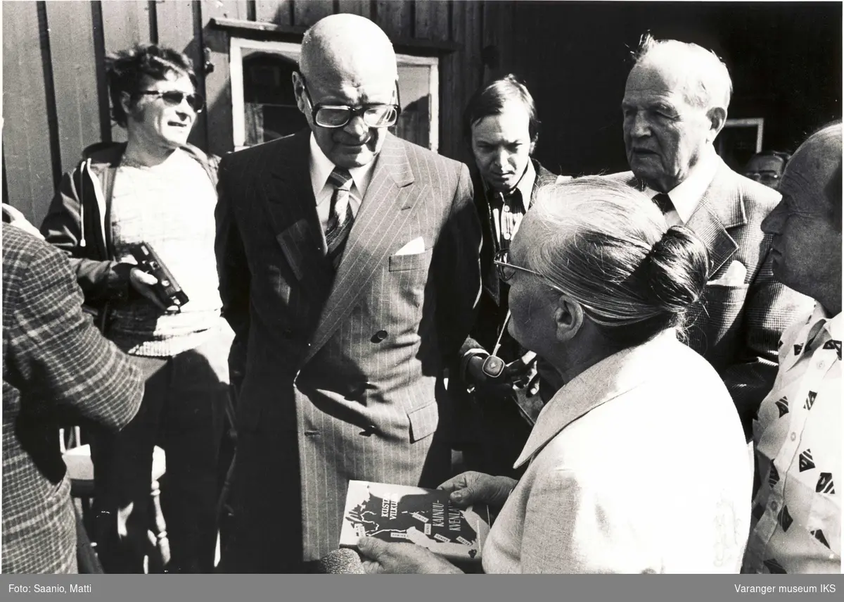 President Kekkonen med Ida Tuomainen, Alf Tuomainen og fotografer utenfor Tuomainengården i 1977.