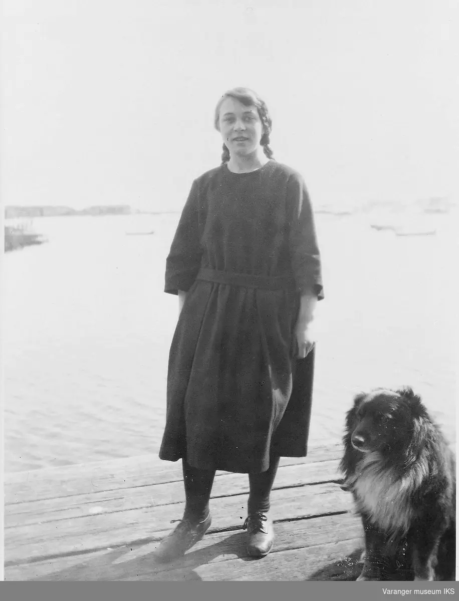 Mildrid Hoel med hund på kaia en sommerdag 1939 el 1940