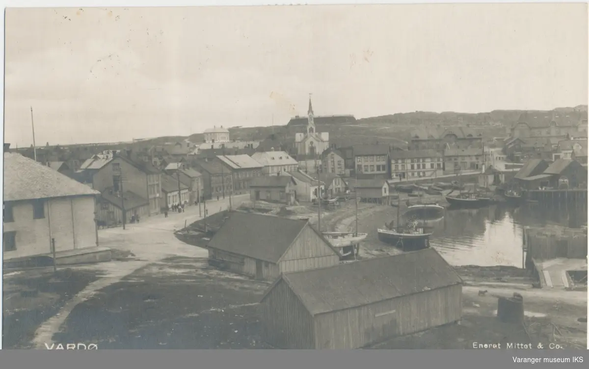 Postkort, sørsiden av Valen, kirken i bakgrunnen, ca. 1918