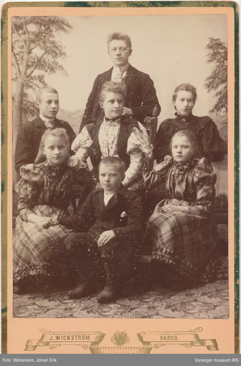 Familieportrett, søsknene Zachariasen, tidlig 1890-tall