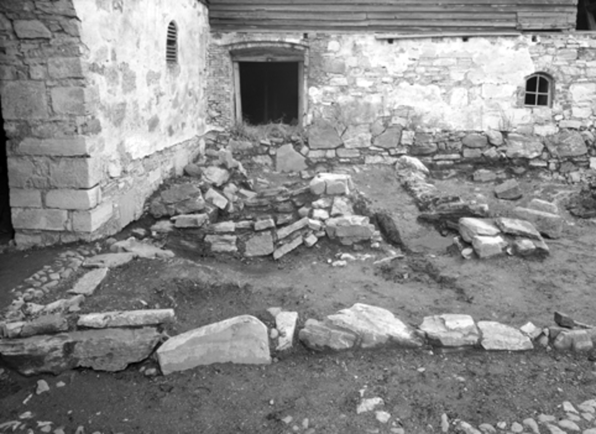 Arkeologiske undersøkelser i Hamar bispegård, Domkirkeodden, Hamar 1949. Bygningsrester i nordvestre hjørne av borggården.