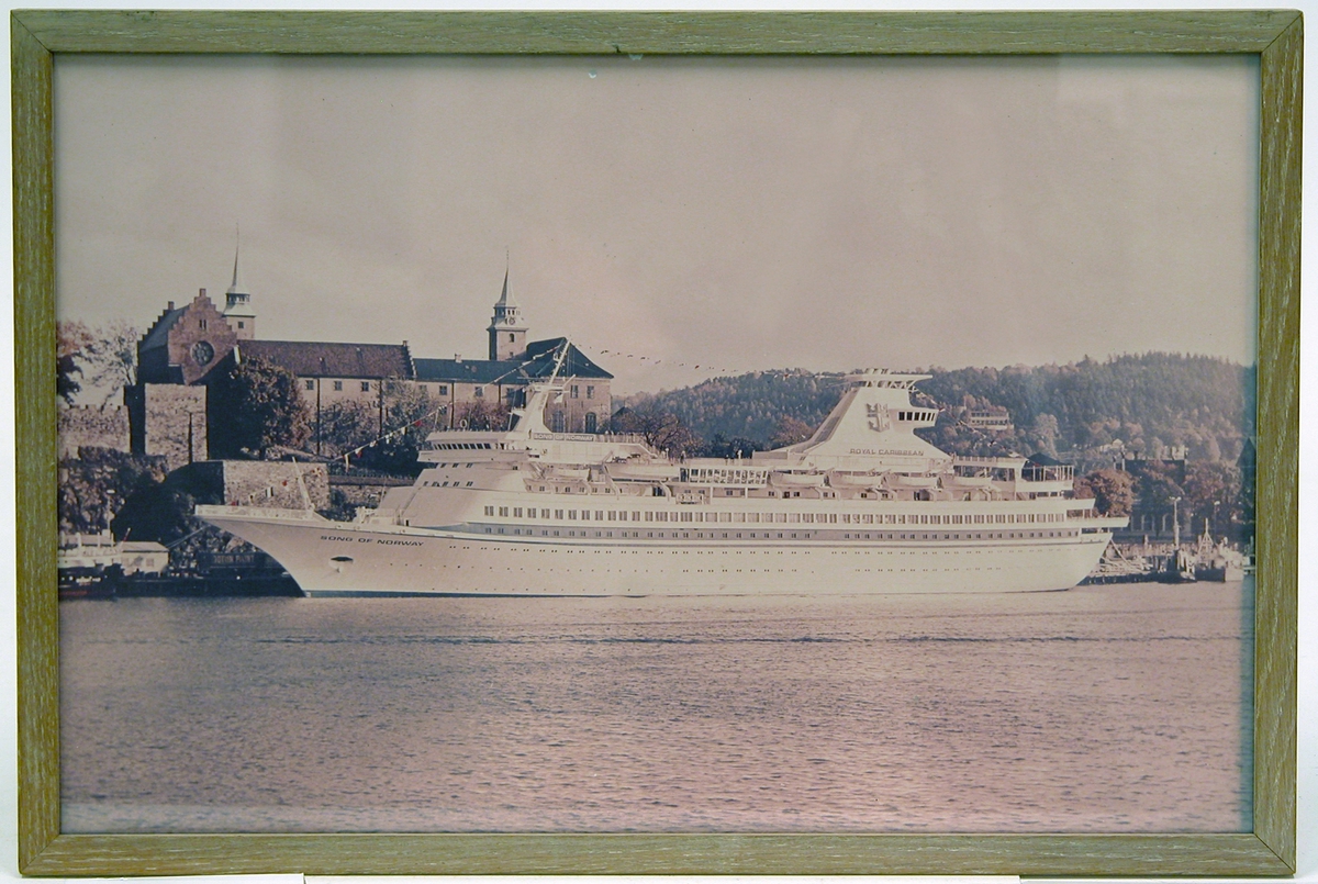 Cruiseskipet "Song of Norway" til kai ved Akershus fetning i Oslo.