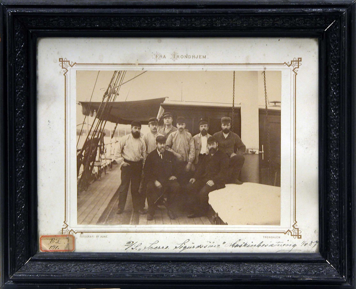 Maskinbesetningen på D/S "Sverre Sigurdsøn" fotografert på skipsdekket. 8 menn.