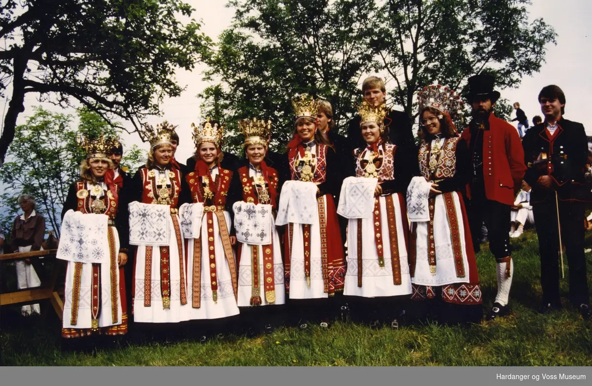 Sju Brudepar I Hardangerbunad Opning Av Hardanger Folkemuseum