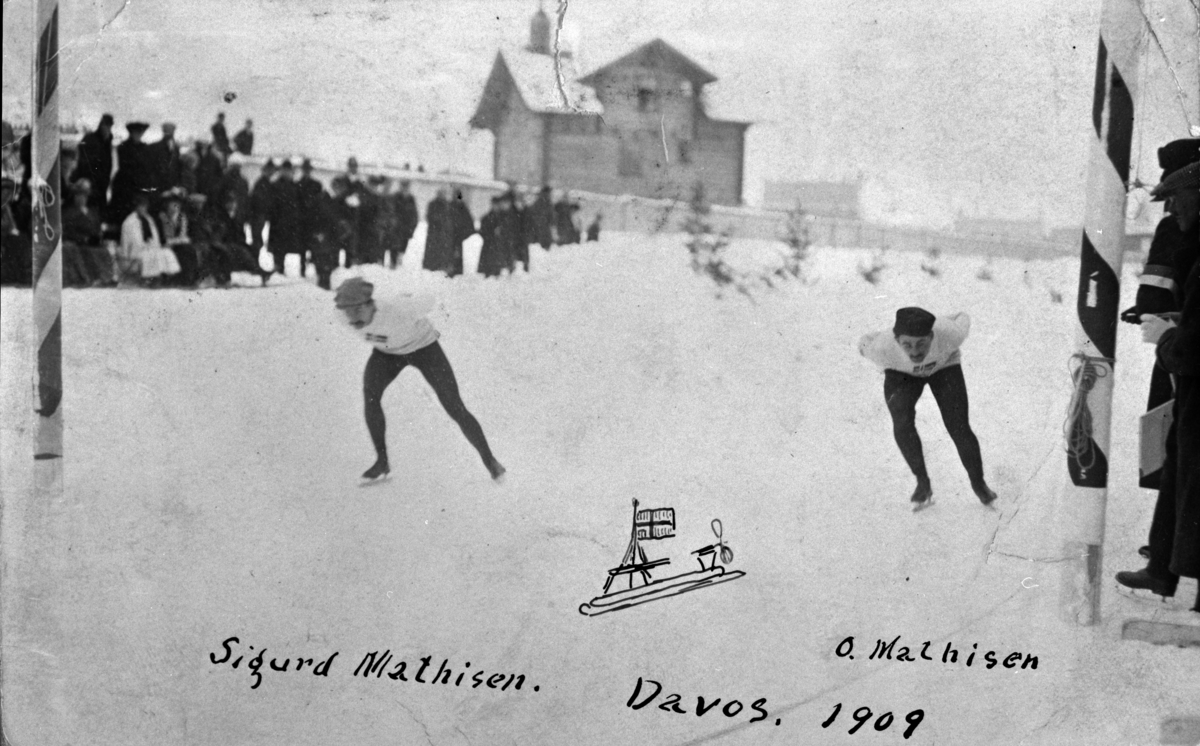 Skøyteløper Oscar Wilhelm Mathisen (født 4. oktober 1888, død 10. april 1954) i samløp med Sigurd Mathisen i Davos 1909. 