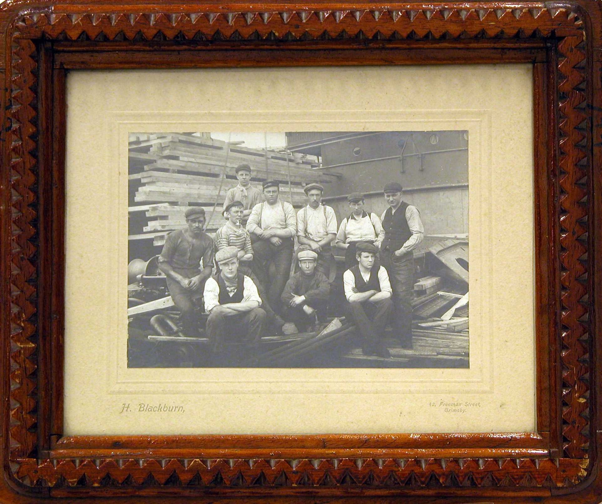 10 menn/gutter poserende på et skipsdekk med trelast. D/S "Ivanhoe".