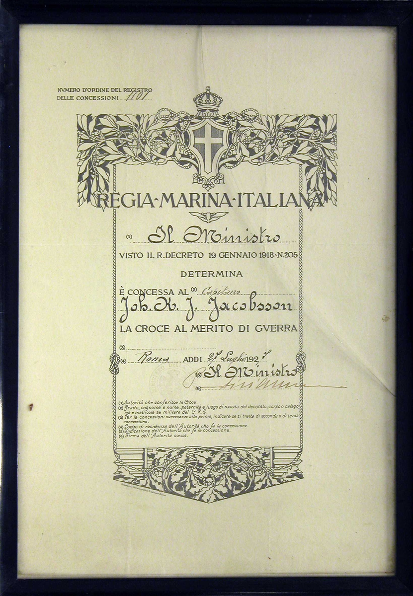 Hedersdiplom utstedt fra italienske myndigheter til kaptein Johan Klitzing Iversen Jacobsson, for hans meritter under 1.verdenskrig, datert 27. juli 1927. 