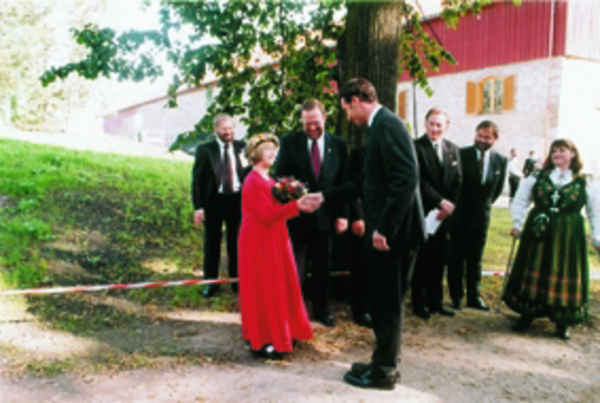 Åpning av vernebygget over Domkirkeruinen på Domkirkeodden, Hamardomen, 9. august 1998, kronprins Haakon Magnus mottar blomst fra Karen Seip. I bakgrunnen Tor Sæter, Steinar Bjerkestrand, Nils Marstein og Guro Fjellanger. 