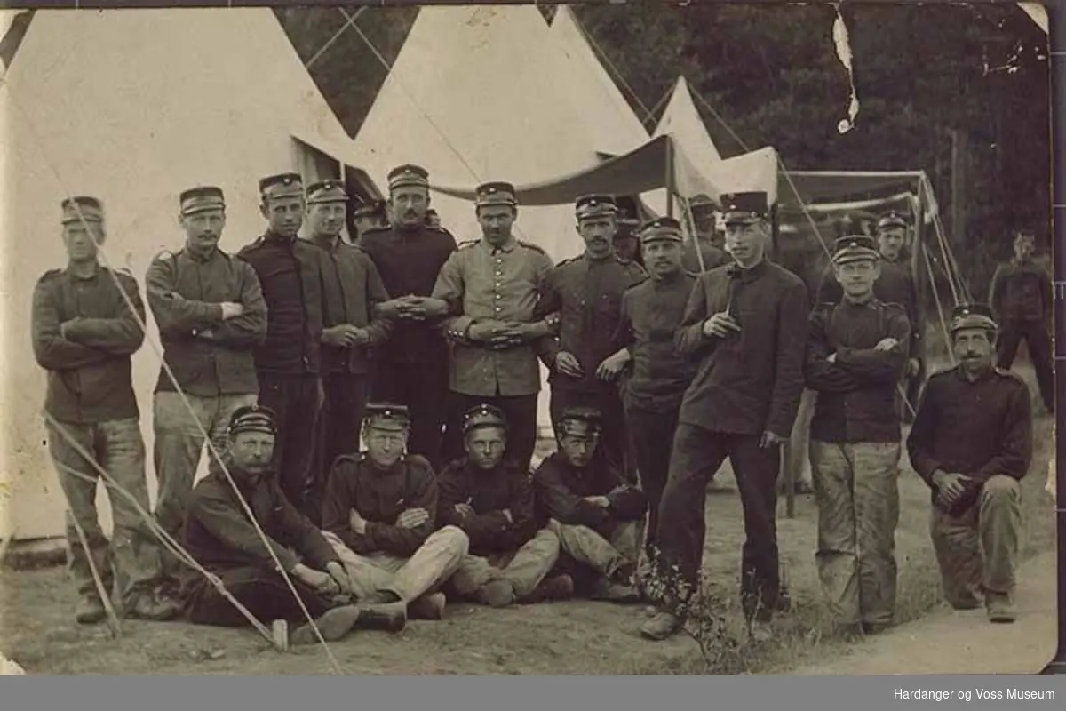 Gruppe, menn, uniform, telt. Knut Skår på nøytralitetsvakt i 1905.