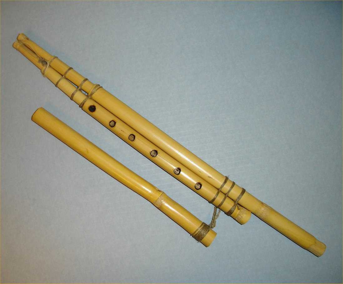 Dobbelklarinett av bambus. 2 rørpiper er festet til hverandre langsetter, den ene 6 hull, den andre ingen. Bordunpipen (uten hull) kan forlenges ved et uthullet bambusrør, som med en snor er forbundet med instrumentet. Munnstykkene er også festet til fløyten med en snor.