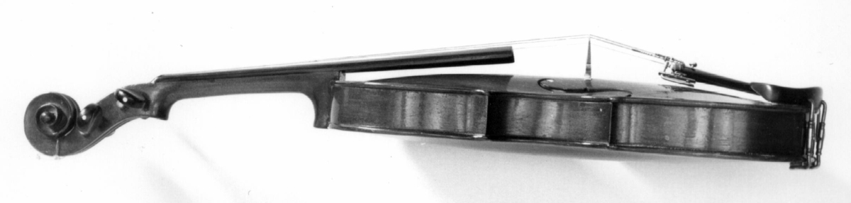 Hele instrumentet laget av argentinsk tre. Gripebrett, strengeholder og hakebrett i ibenholt, sortmalte stemmeskruer med perlemorsøyne.
